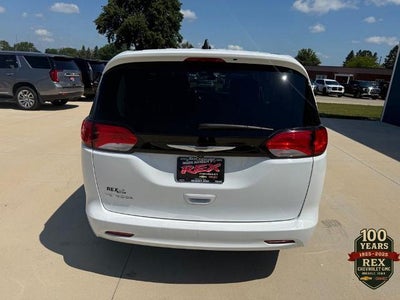2022 Chrysler Voyager LX